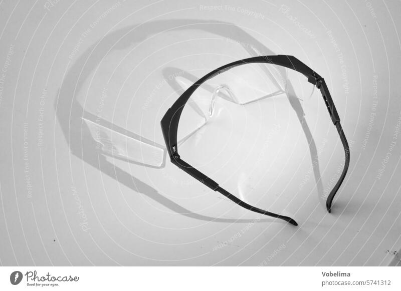 Schutzbrille mit Schatten schutzbrille schatten arbeitsschutz licht beleuchtung arbeitskleidung augenschutz arbeitsschutzbrille schattenwurf chemikerbrille