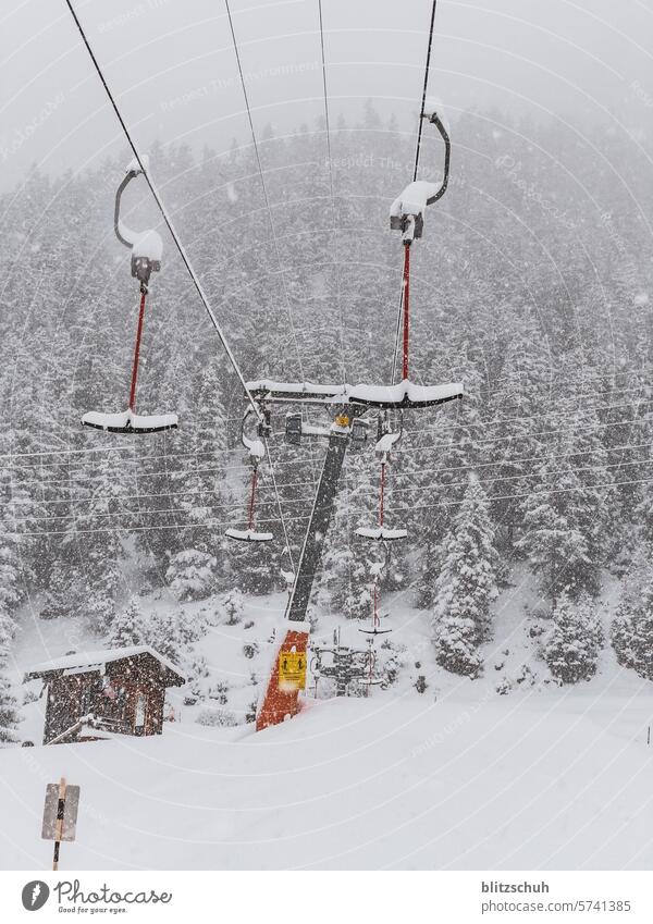 Ankerlift bei Schneefall Winter Berge u. Gebirge Schneelandschaft Skipiste Skigebiet Alpen Wintersport Winterurlaub Ferien & Urlaub & Reisen Schweiz Skifahren