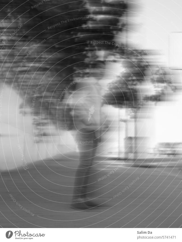 Ästhetisches künstlerisches unscharfes Foto im Freien schwarz auf weiß Schwarz-Weiß-Fotografie Ästhetik Unschärfe verschwommen Kunstwerk Bewegungsunschärfe