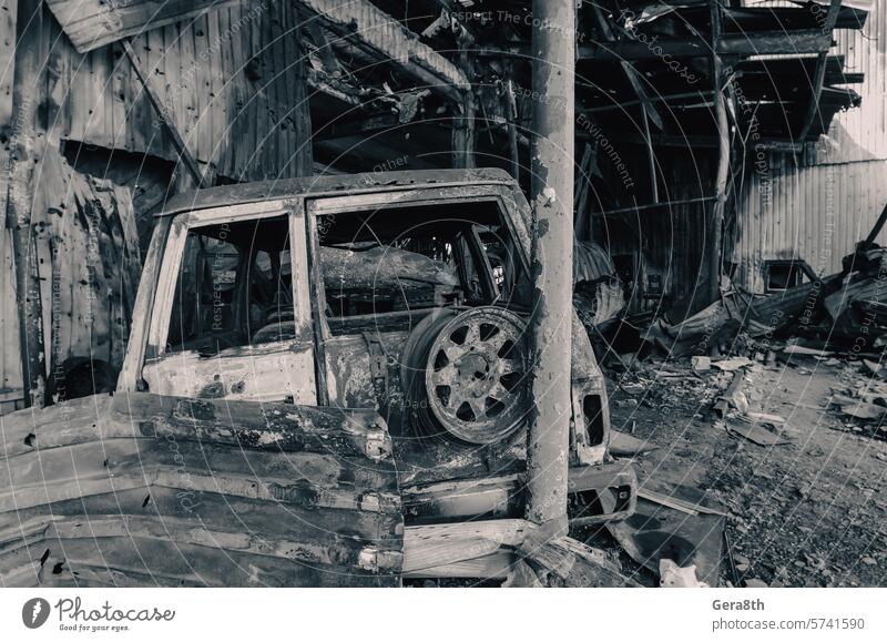 verbranntes Auto auf der Straße der zerstörten Stadt donezk Kherson Lugansk mariupol Russland Ukraine aussetzen Verlassen attackieren gesprengt Bombardierung