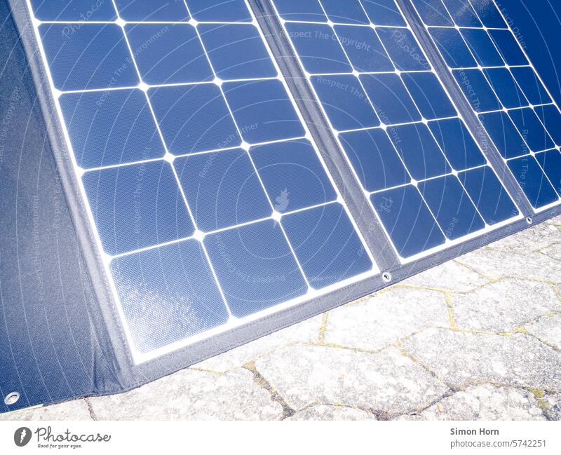 mobile Solaranlage steht auf Pflastersteinen Photovoltaik Camping Energieversorgung autark Solarzellen mobile Energie Energiegewinnung Solarenergie