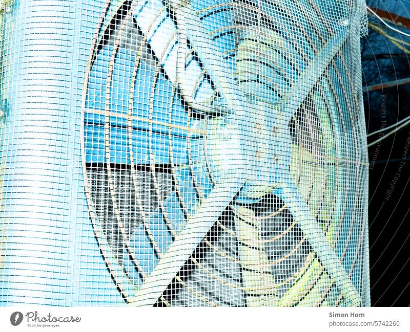 großer Ventilator hinter einem Gitter mit dunklem Hintergrund Luftströmung Kühlung Zirkulation drehen Wind blau Industrie Drehung Belüftung Farbverlauf Patina