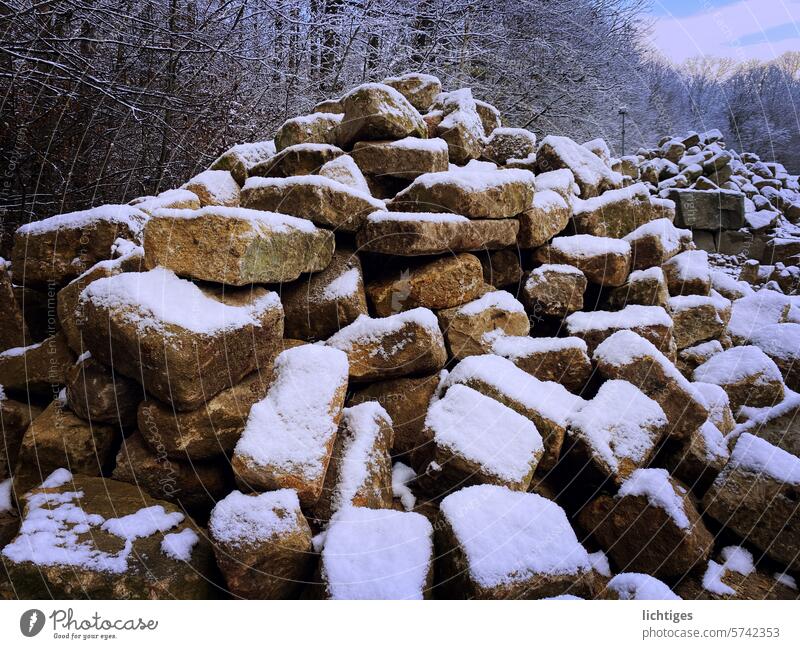 Eisblöcke - beschneite Steinbrocken in einem alten Steinbruch schnee kälte steinberg wald
