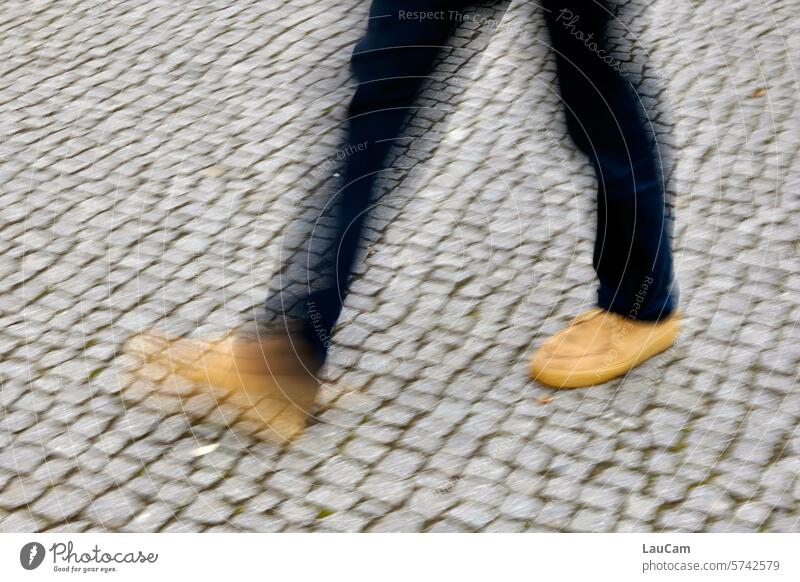 Auf geht’s - Schritt für Schritt gehen laufen losgehen starten in Bewegung Bewegungsunschärfe dynamisch Beine Füße Schuhe Kopfsteinpflaster Straße Wege & Pfade