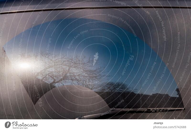 Wisch und weg Scheibenwischer Auto KFZ Heckscheibe dreckig Sauberkeit sauber PKW Reflexion & Spiegelung grau blau Himmel Sonne Baum
