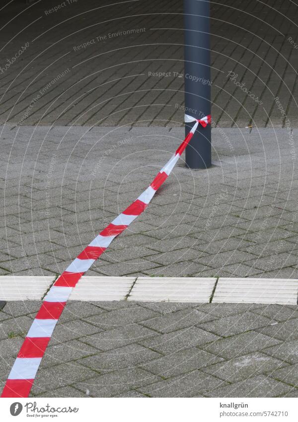 Flatterband Muster Strukturen & Formen Schutz Sicherheit rot-weiß Absperrung Barriere Menschenleer Außenaufnahme Absperrband Schilder & Markierungen Prävention