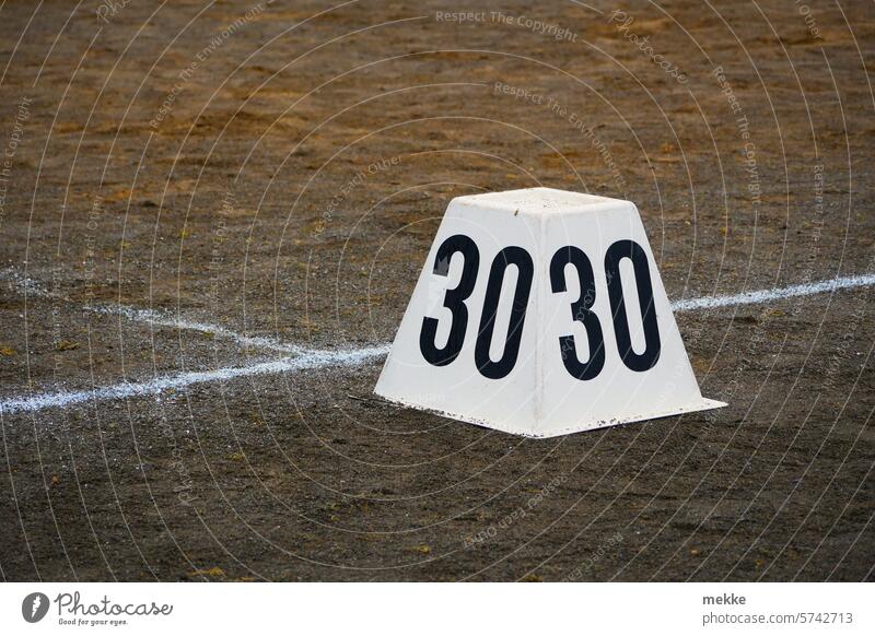 Der 30. als Zielmarke Nummer Zahl Ziffern & Zahlen Schilder & Markierungen weiß Zeichen zählen Weite Tag werfen Wurf Sport Sportplatz Asche Ascheplatz Speerwurf