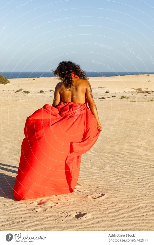 Anonyme elegante Frau in rotem Kleid spaziert auf Wüstendünen wüst Dunes laufen Wegsehen Eleganz Mode Sand MEER Gelassenheit Natur Ruhe im Freien Landschaft
