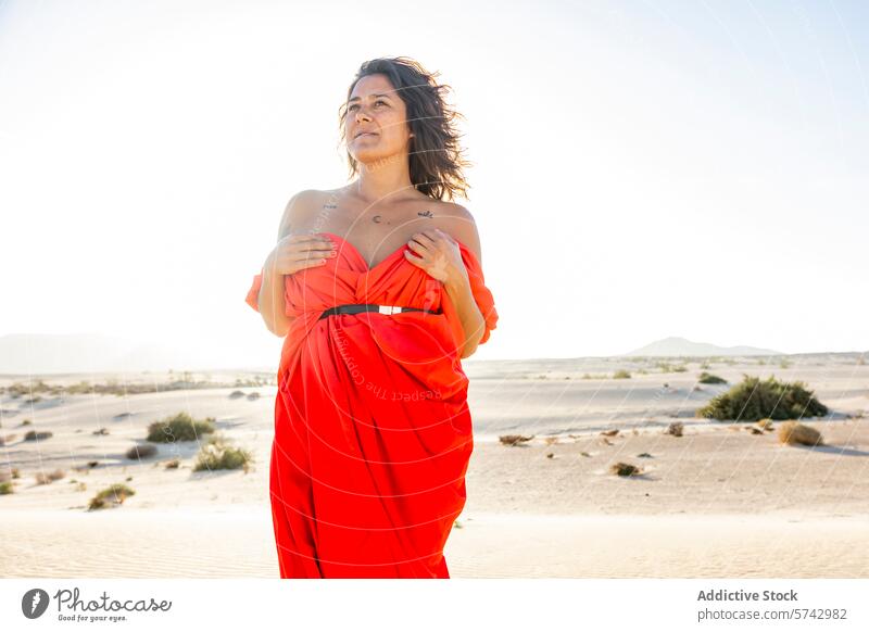 Frau in Rot umarmt die Wüstenlandschaft rot Kleid wüst Dunes Eleganz Stil Mode warm Sommer Natur im Freien Schönheit Gelassenheit ruhig friedlich Einsamkeit