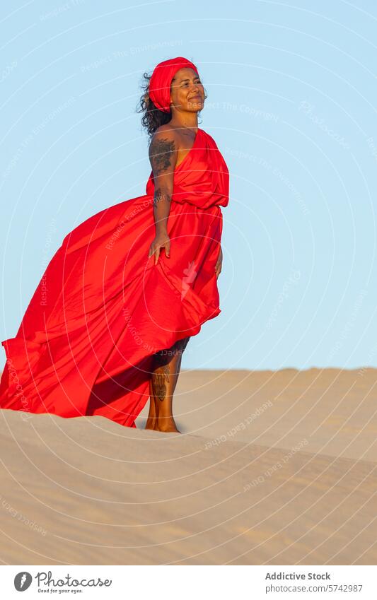 Elegante Frau in rotem Kleid auf Sanddünen wüst Düne Kopftuch elegant Gelassenheit Inhalt fließend Gewebe im Freien natürlich Schönheit Anmut friedlich ruhig