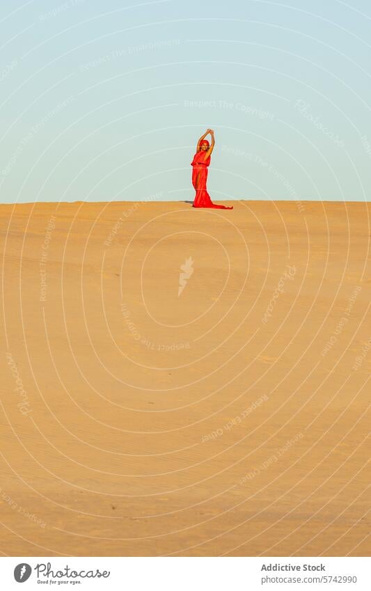 Frau in rotem Kleid steht auf Wüstendünen und schaut weg wüst Düne Eleganz Gelassenheit Anmut riesig Landschaft sandig Pose pulsierend Gewebe fließen Einsamkeit