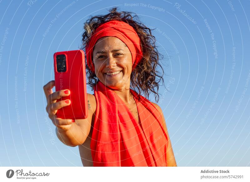 Frau in Rot macht ein Selfie in der Wüste rot Kleid wüst Düne Mobile Telefon blau Himmel übersichtlich hell heiter Apparatur Gerät Technik & Technologie