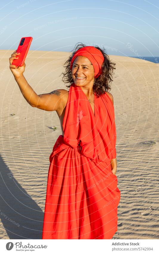 Frau im roten Kleid macht Selfie in der Wüste wüst Dunes Smartphone Sand Kopftuch Lächeln Freude pulsierend farbenfroh im Freien Natur malerisch Sonnenlicht Tag