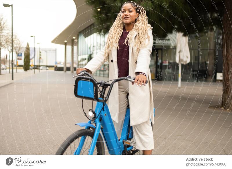 Städtischer Pendlerverkehr: Frau mit Fahrrad in städtischer Umgebung Afroamerikaner urban Großstadt Pendeln Stil Mode schick im Freien modern Lifestyle Straße