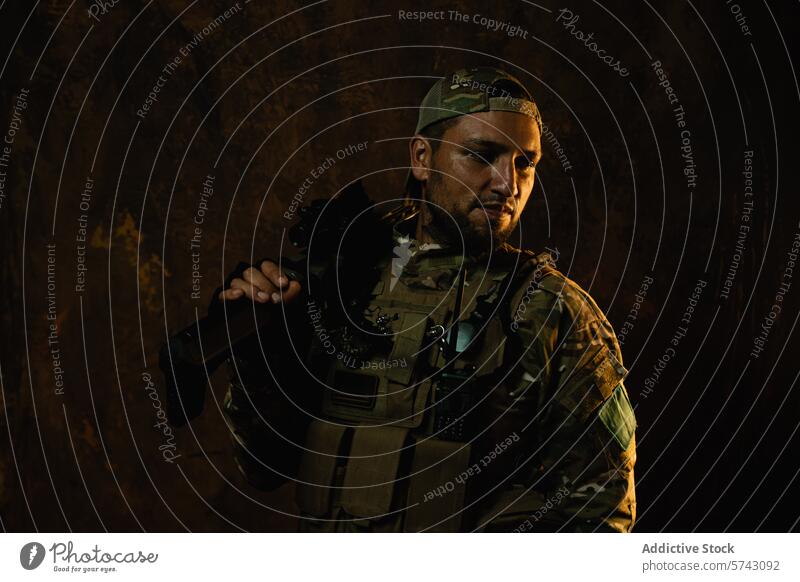 Ein lateinamerikanischer Soldat mit selbstbewusstem Blick steht mit seinem Gewehr in taktischer Kampfausrüstung Militär Lateinamerikaner Ausrüstung Uniform