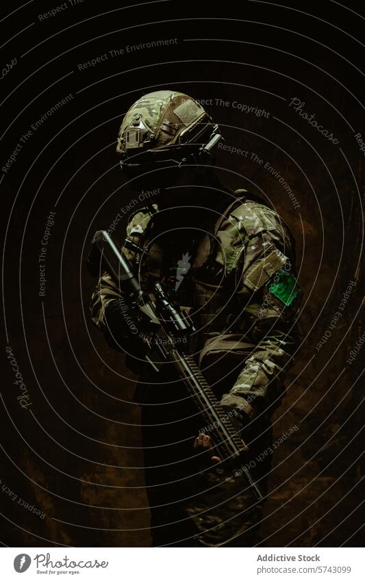 Ein rätselhafter, in Dunkelheit gehüllter lateinamerikanischer Soldat steht mit seinem Gewehr und zeigt eine Silhouette der Bereitschaft Militär