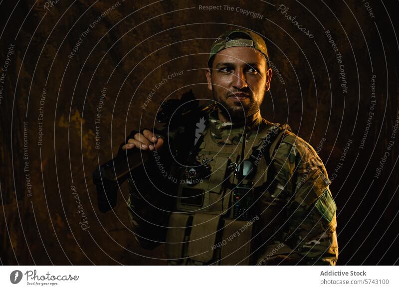 Ein lateinamerikanischer Soldat mit selbstbewusstem Blick steht mit seinem Gewehr in taktischer Kampfausrüstung Militär Lateinamerikaner Ausrüstung Uniform
