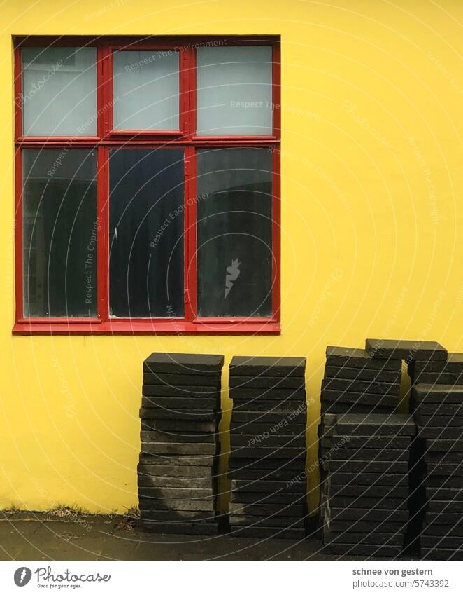 Es wird gebaut Haus Wand Fassade Architektur Fenster Farbfoto Menschenleer Stadt Außenaufnahme Mauer Gebäude Bauwerk Stadtzentrum gelb Norden nordisch Island