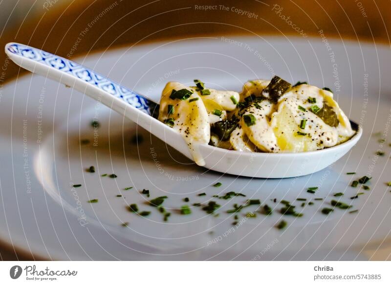 Rheinischer Kartoffelsalat auf Probierlöffel mit Schnittlauch, Gurke und Ei Himmel deutschland kartoffelsalat kartoffeln Probierlöfel lecker Landwirtschaft