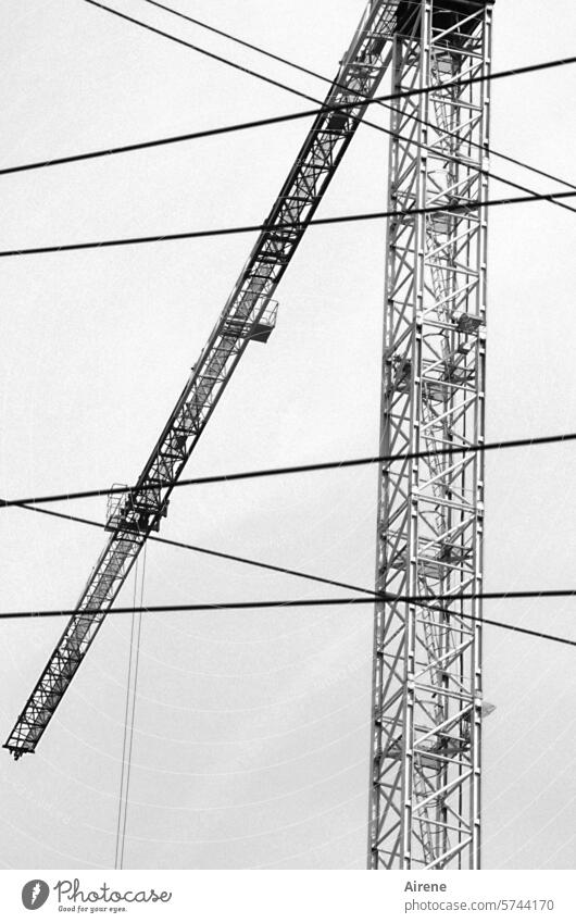 Baubehinderung Maschine Strukturen und Schatten Technik Metall Stahlseil Technik & Technologie Stahlstreben grau Drahtseil Streben Stahlkonstruktion hoch grazil