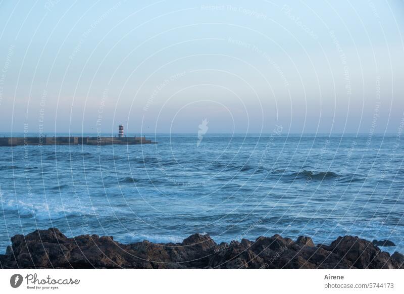 fließender Übergang blau maritim Horizont Panorama (Aussicht) Leuchtturm Meer Wellen Turm Totale Sehnsucht Sicherheit Schutz Küste Wellenbewegung Weite Wasser