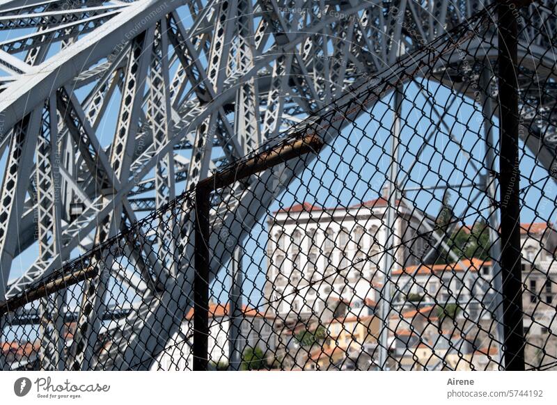 Sicherheitsmaßnahme Brücke Netz Gitter Brückenkonstruktion Stahlstreben Burg Bollwerk Stahlträger Architektur Wahrzeichen Verstrebung Stahlkonstruktion