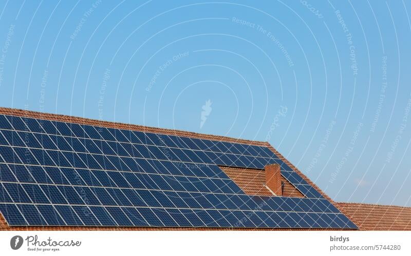 Photovoltaikanlage auf einem Dach Photovoltaikmodule Erneuerbare Energie Solarzellen Solarenergie Energiegewinnung Klimaschutz Energiewende umweltfreundlich