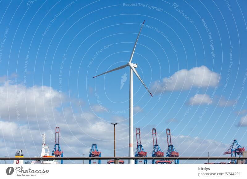 Windkraftanlage am Hamburger Hafen bei schönem Wetter Windrad regenerative Energie Windenergie Erneuerbare Energie umweltfreundlich Containerhafen