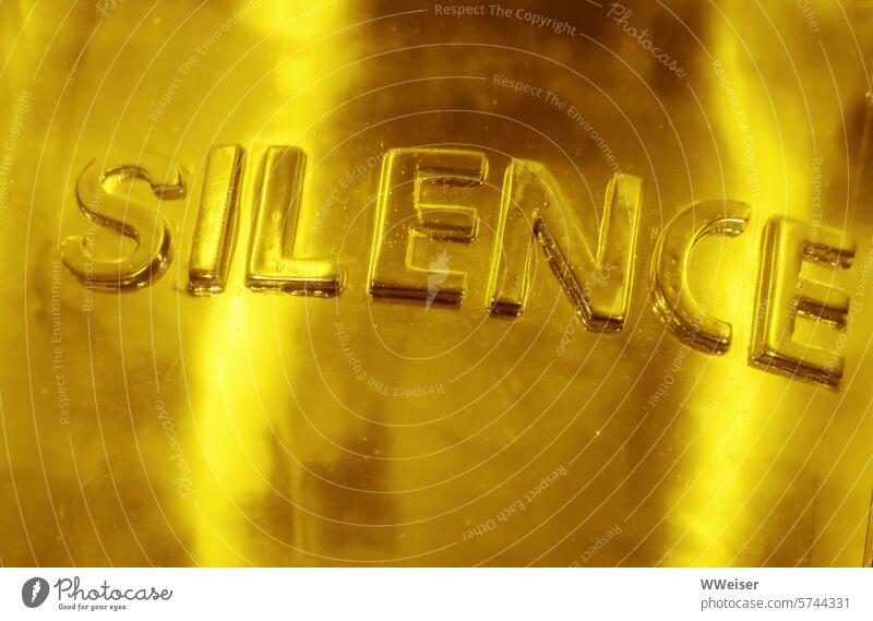 Die Schrift auf edlem Grund suggeriert: Schweigen ist Gold Sprichwort golden nachricht Botschaft Andeutung verschwiegen Mund halten Zurückhaltung Geheimnis Ruhe