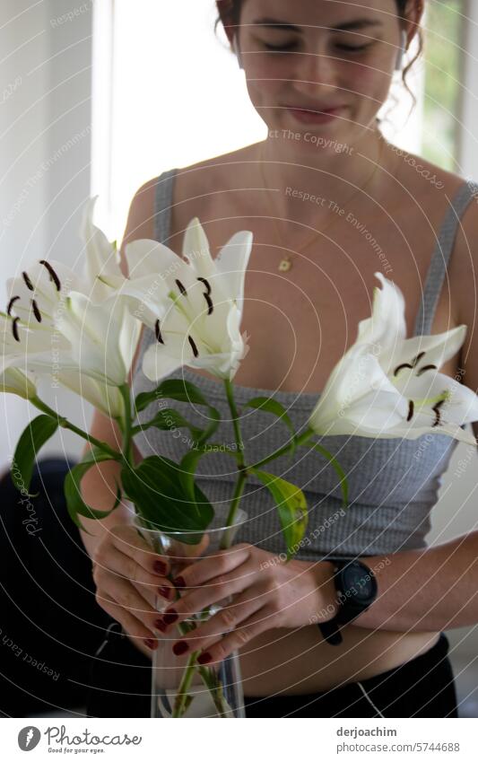 Ein Blumenstrauß als Geschenk für ein bezauberndes Girl. Blumenstrauß" Vase Blüte Blühend Pflanze Tag schön Innenaufnahme Vase mit Blumen