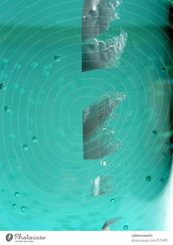 Flasche Mineralwasser Wassertropfen Papierfetzen Monochrom grün Glas türkis