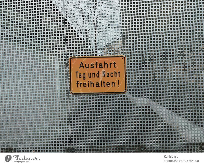 karlsruhelos ... und lass dieses Bild einfach mal wirken Karlsruhe Ausfahrt ausfahrt freihalten Hinweisschild Schilder & Markierungen Einfahrt Tor Warnschild