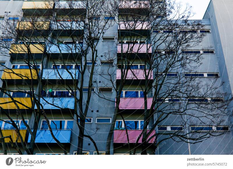 Neubaublock mit farbigen Balkonen außen brandmauer fassade fenster haus himmel himmelblau hinterhaus hinterhof innenhof innenstadt kiez mehrfamilienhaus