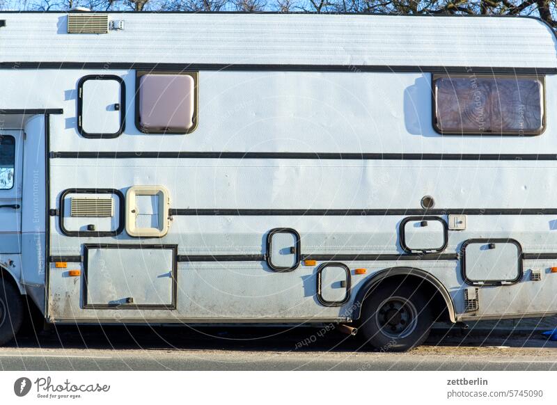 Camping camping campingmobile bus auto fahrzeug camper caravan seite seitenansicht bordwand reise verreisen tourismus transit campervan wohnmobil wohnen
