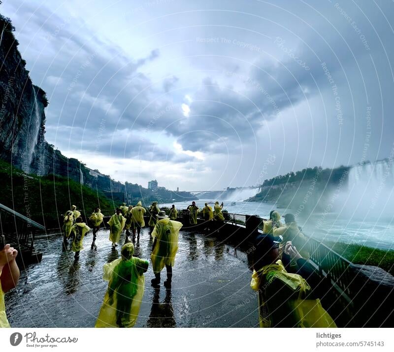 Aprilwetter an den Niagarafällen Regen sturm wasserfälle niagarafälle regenschutz menschengrupppe gefahr