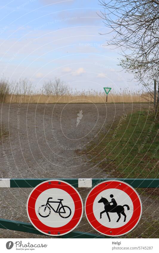 für Radfahrer und Reiter verboten ... Schild Verkehrsschild Verbotsschild Radfahren verboten Reiten verboten Weg Schranke Naturschutzgebiet Dümmer See Baum Gras