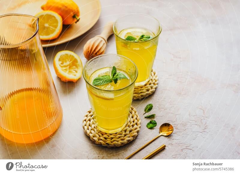Selbstgemachte Zironenlimonade in zwei Gläser. Erfrischungsgetränk. Limonade Zitrone gelb Glas Getränk Sommer Trinkwasser Studioaufnahme Gesunde Ernährung