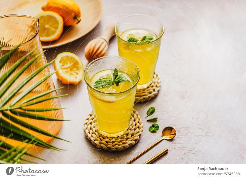 Selbstgemachte Zitronenlimonade auf einem grauen Tisch Erfrischungsgetränk Sommer selbstgemacht Limonade Glas gelb Farbfoto Getränk kalt trinken Frucht