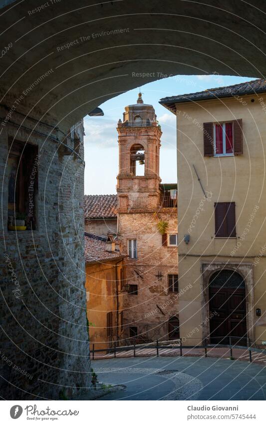Perugia, historische Stadt in Umbrien, Italien Europa Architektur Glockenstube Gebäude Großstadt Stadtbild Farbe Außenseite alt im Freien Fotografie Straße Turm