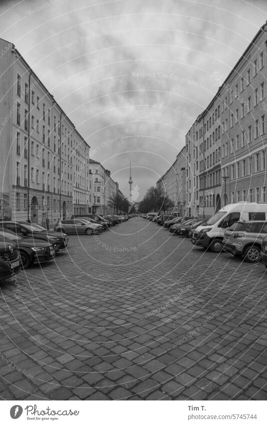 eine Kopfsteinpflaster Straße mit Blick auf den Fernsehturm Berlin s/w Tag Stadt Hauptstadt Stadtzentrum Außenaufnahme Architektur Menschenleer Bauwerk