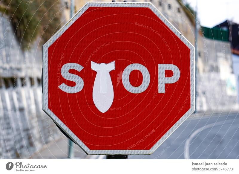Haltestellenampel auf der Straßebom stoppen Ampel Verkehrsgebot signalisieren Asphalt Ermahnung Großstadt Verkehrsschild Zeichen Symbol Weg Vorsicht