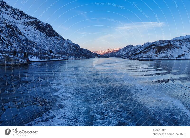 Norwegenliebe - Mit dem Postschiff bei Sonnenuntergang Einfahrt in den Trollfjord Schnee Winter Reise Skandinavien kalt Eis und Schnee Berge Fels Trolle