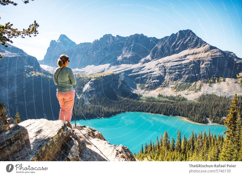 Frau schaut auf Türkisfarbenen See runter Kanada Wasser Berge u. Gebirge Rocky Mountains Urlaub reisen wandern Lake O'Hara wälder Ferien & Urlaub & Reisen
