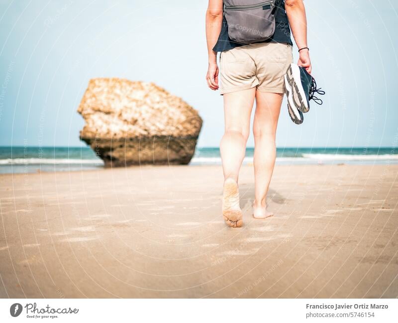 Frau geht am Strand mit Schuhen in der Hand Person laufen MEER Sommer Urlaub Wasser Sand im Freien Meer Natur Lifestyle Mädchen reisen schön Bein Spaziergang