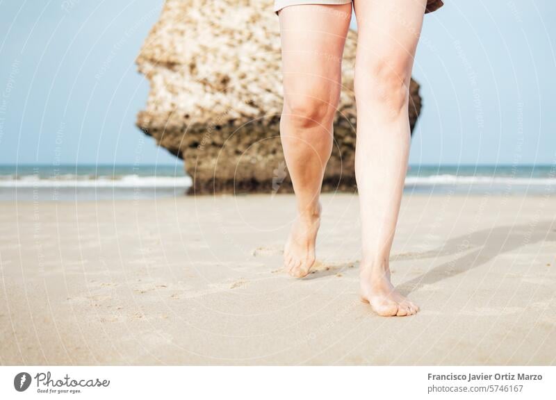 Beine einer Frau, die am Strand von Matalasca?as, Huelva, Andalusien, Spanien, über den Sand läuft. Person laufen MEER Sommer Urlaub Wasser im Freien Meer Natur