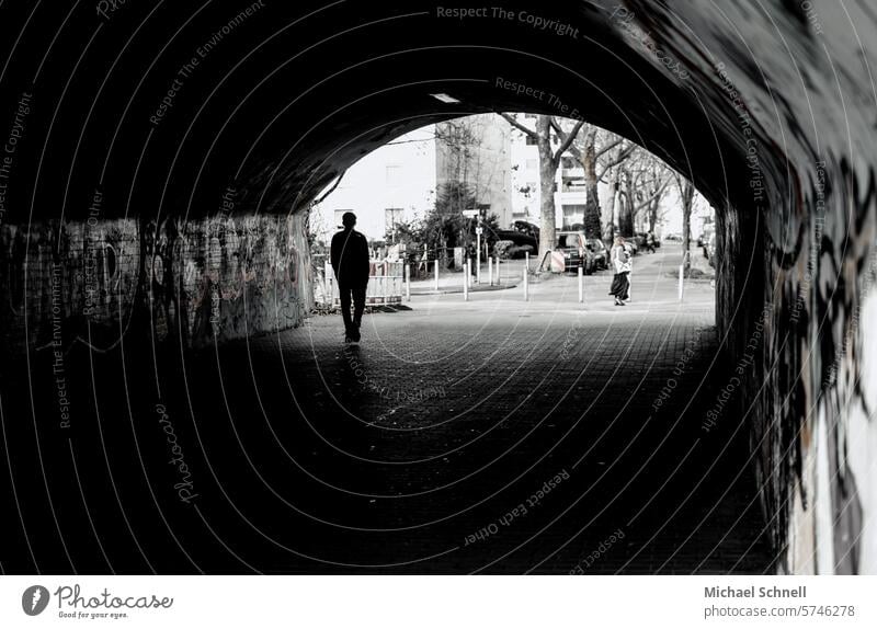 Fußgängertunnel Tunnel Tunnelblick Tunnelbau Licht Wege & Pfade Durchgang Architektur Unterführung Silhouette Gang gehen Mensch durchgehen hindurchgehen Stadt