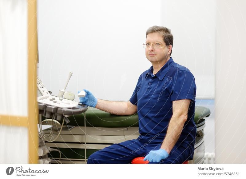 Porträt von Onkologe Mammologe Arzt während der Ernennung von Patienten. Arzt der Ultraschalluntersuchung während der Arbeit in der modernen Klinik. Check-up