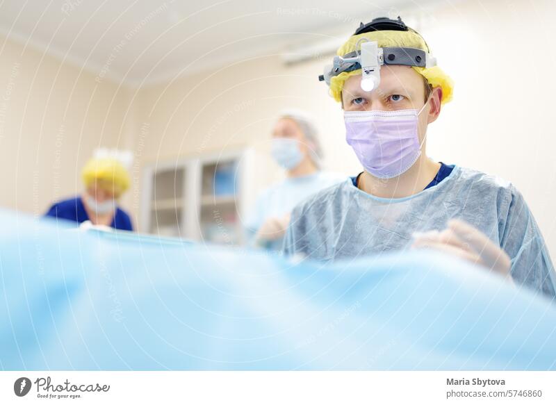Chirurgen führen in einem modernen Krankenhaus eine kieferchirurgische Operation mit Mikroskop und Endoskop durch. Teamarbeit der Ärzte. Kiefer- und Gesichtschirurgie.