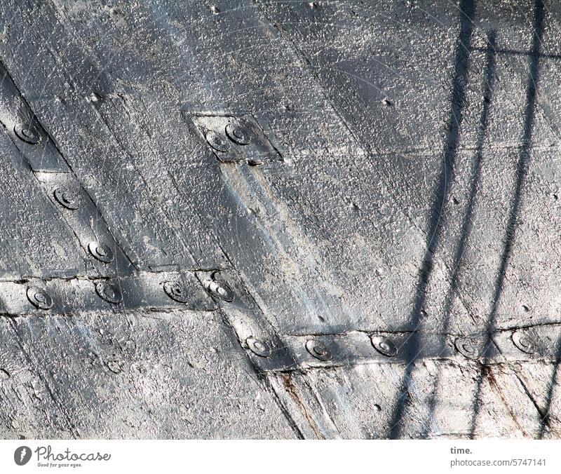 Schatten der Schifffahrt Reling maritim Sonnenlicht Bootswand Nieten Planken Holz Wasserfahrzeug Hafen sonnig Linien Muster alt historisch