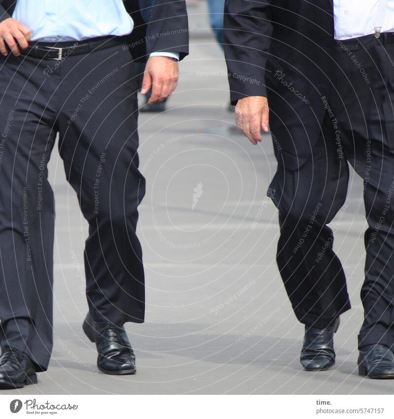 falscher Alarm | Inkasso Männer Anzug gehen Straße Hosenträger Gürtel Hemd zwei Schuhe feierlich Vorderansicht Hände